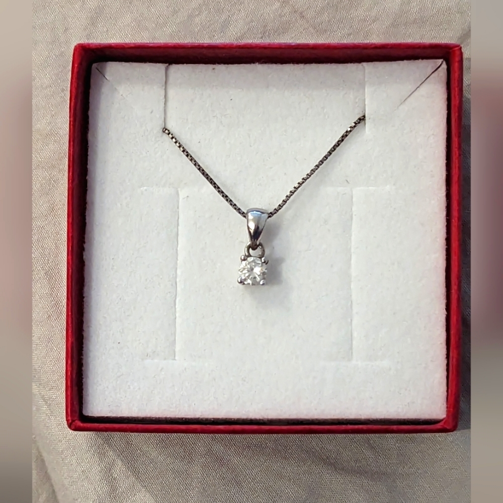 Minimal silver necklace with cubic zirconia